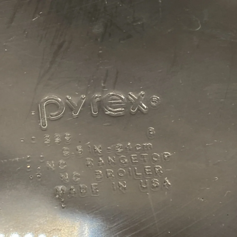 Pyrex scalloped edge pie pan. # 229 9.5” made in the USA excellent condition